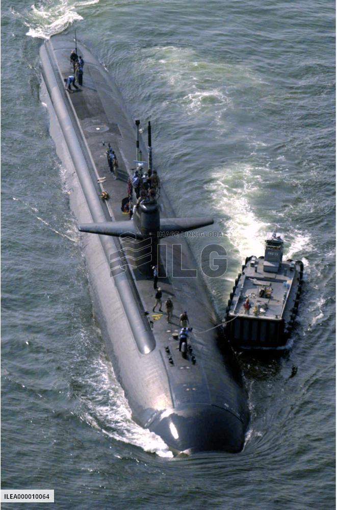 U.S. sub Bremerton enters Sasebo port