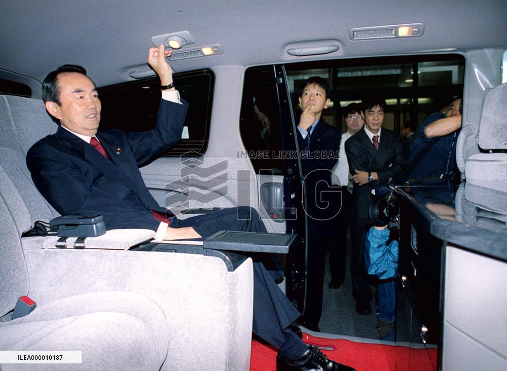 METI becomes 1st dep't to use hybrid vehicle for minister