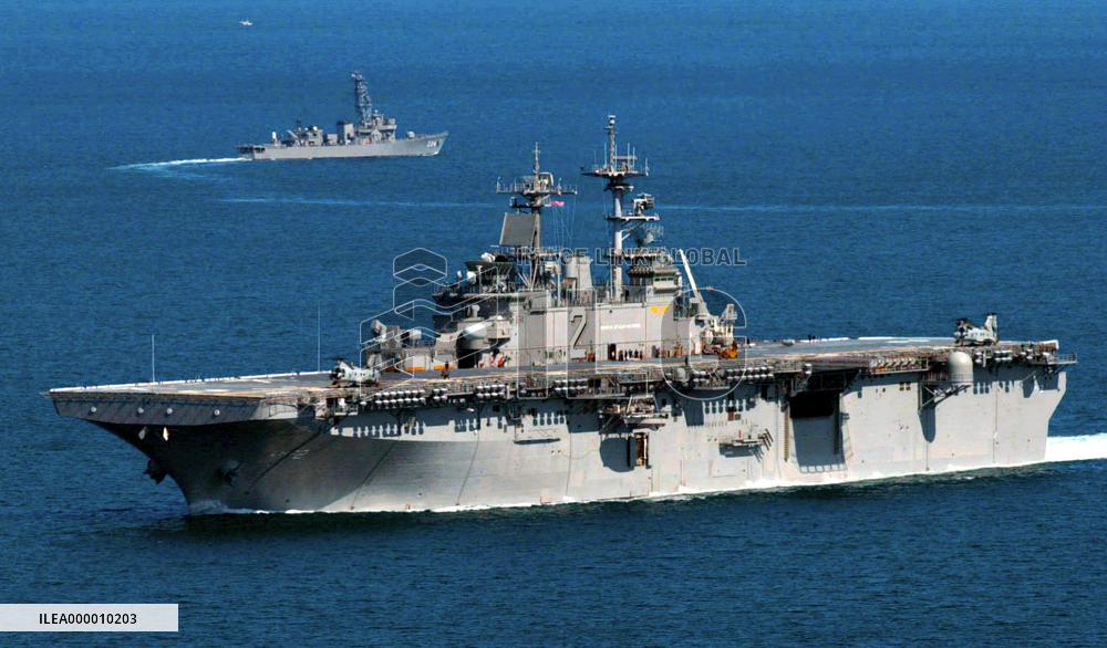 U.S. amphibious assault ship Essex leaves Sasebo