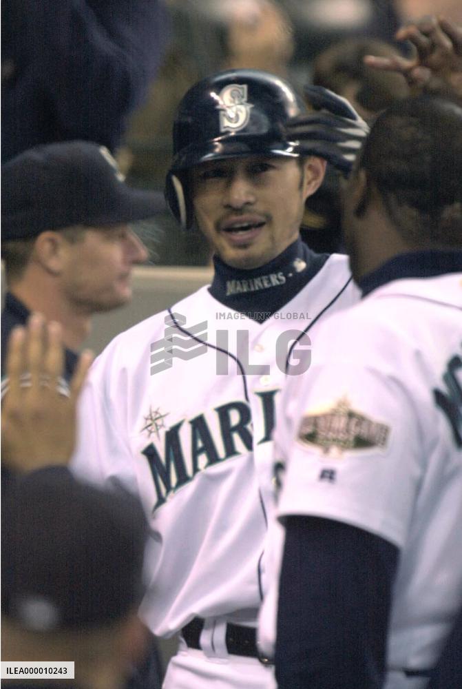 Ichiro wins batting, stealing titles