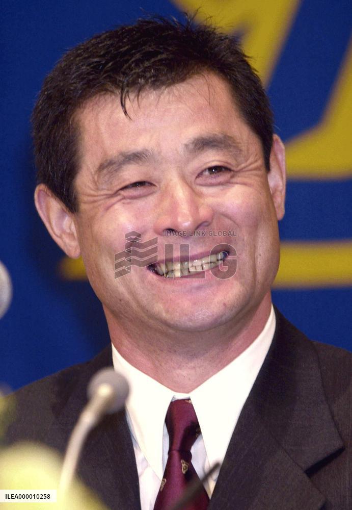 Ishige signs 3-year contract as new Orix manager