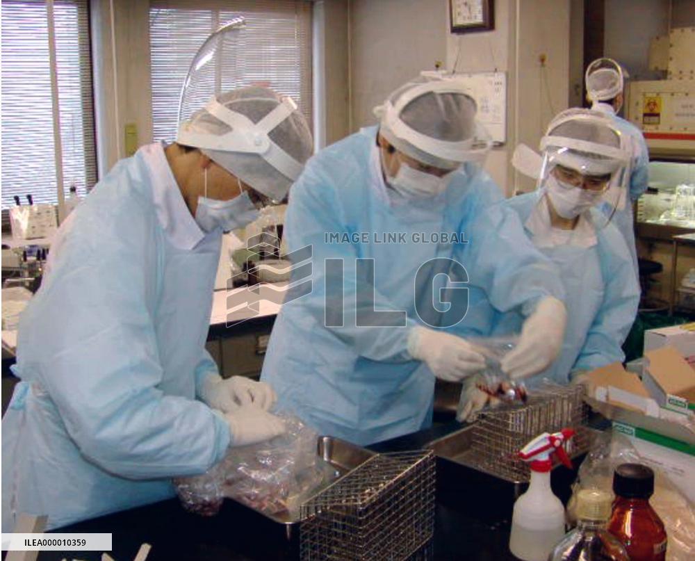 (1)Japan declares domestic beef safe to eat