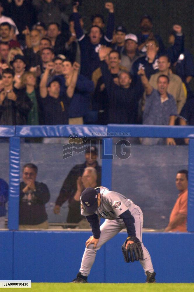 Ichiro bows head before Yankees' attack