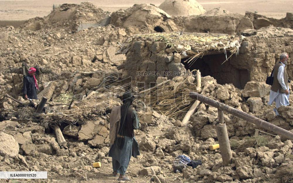 (2)Foreign journalists shown destroyed Afghan houses