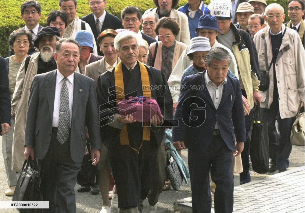 Civilians file lawsuit over Koizumi's Yasukuni visit