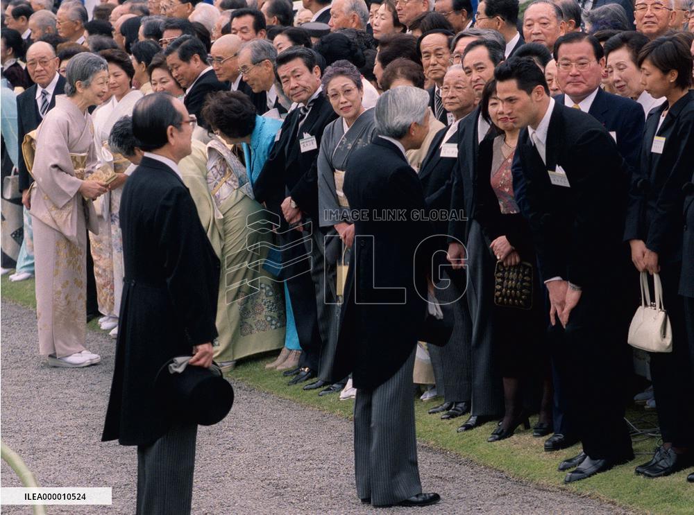 Emperor invites celebrities to garden party