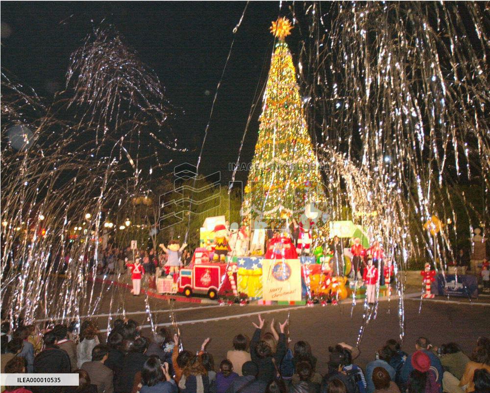 X'mas tree lit at USJ