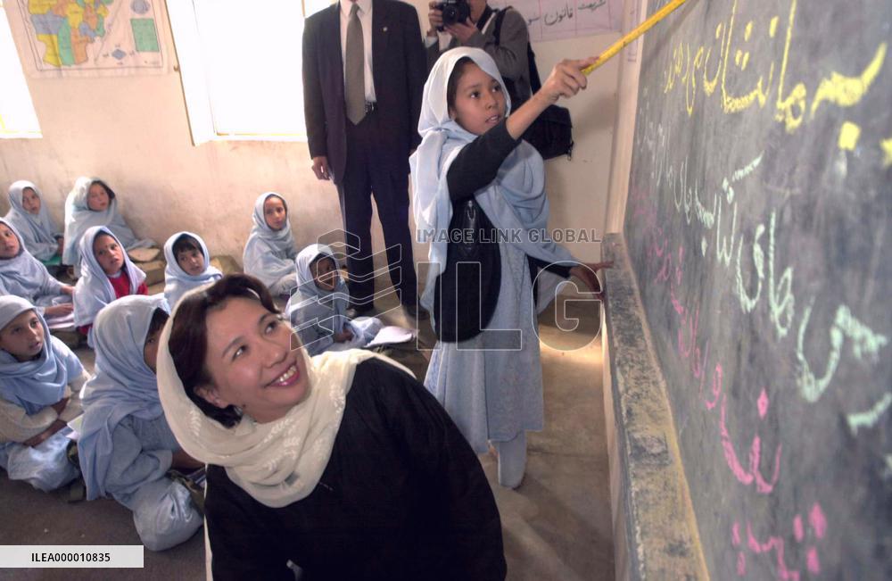 (1)Tanaka visits refugee camp in northwest Pakistan