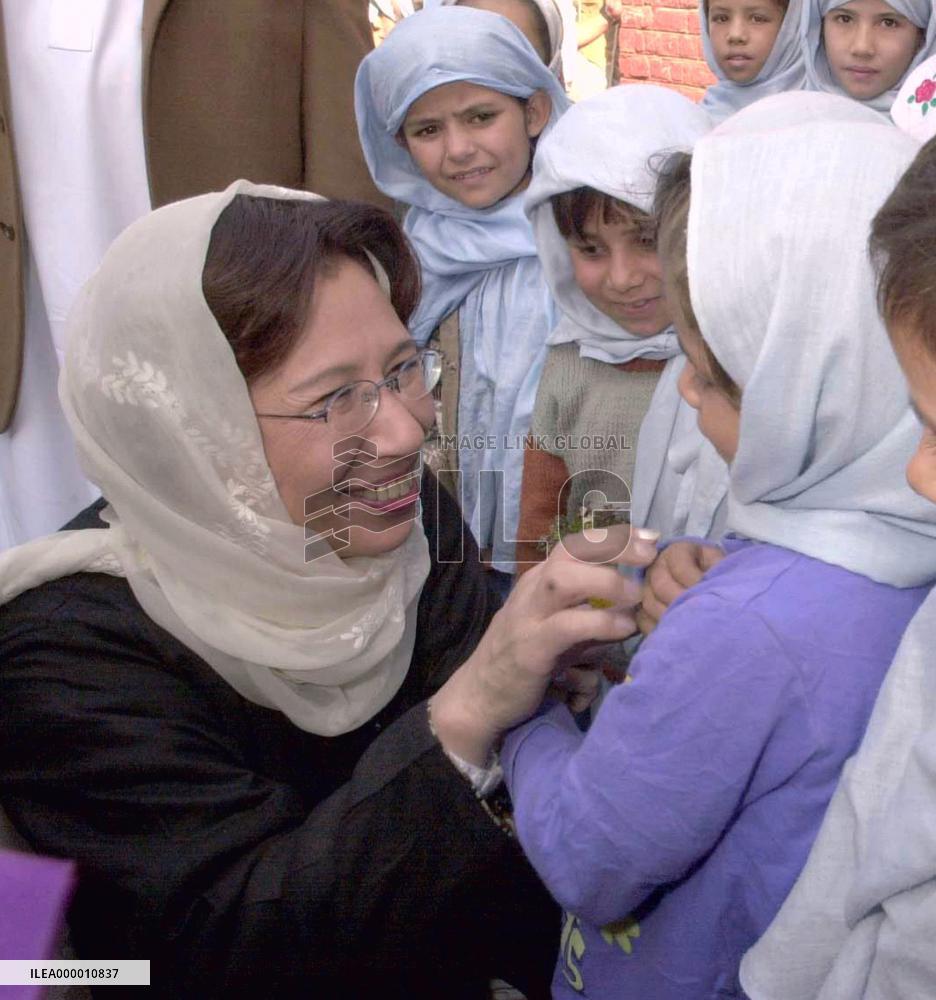 (2)Tanaka visits refugee camp in northwest Pakistan