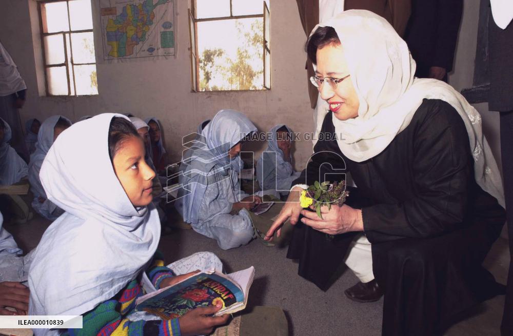 (3)Tanaka visits refugee camp in northwest Pakistan