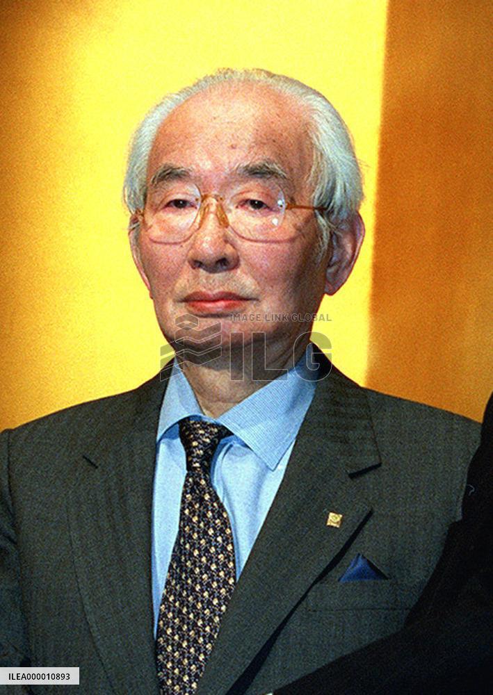 Nakauchi gives up all Daiei group representation positions