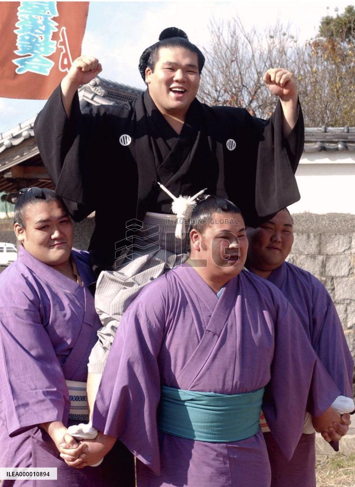 Tochiazuma celebrates promotion