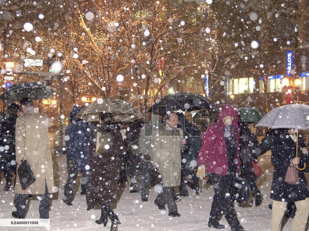 Sapporo faced with heavy snowfall