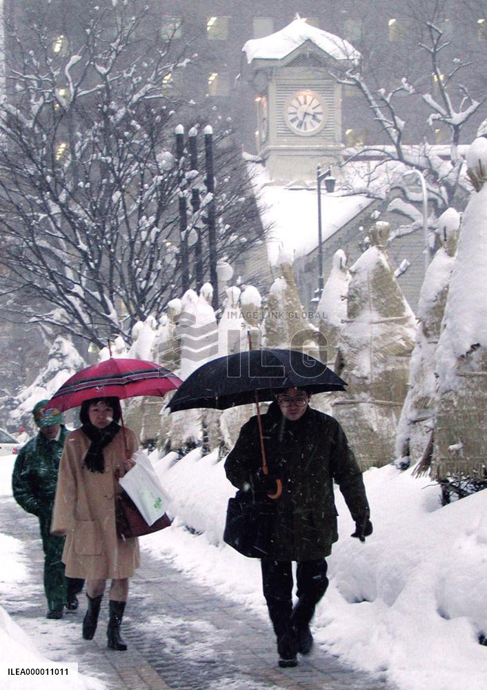 (1)Heavy snow continues to blanket Hokkaido