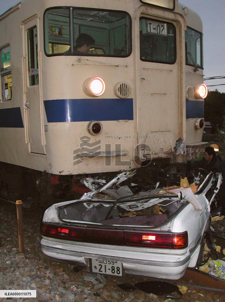 4 killed as car collides with train in Yamaguchi