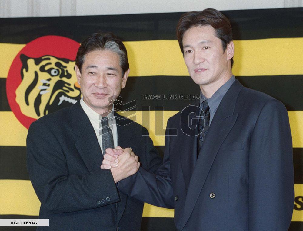 Kataoka signs with Hanshin Tigers for 1.2 bil. yen