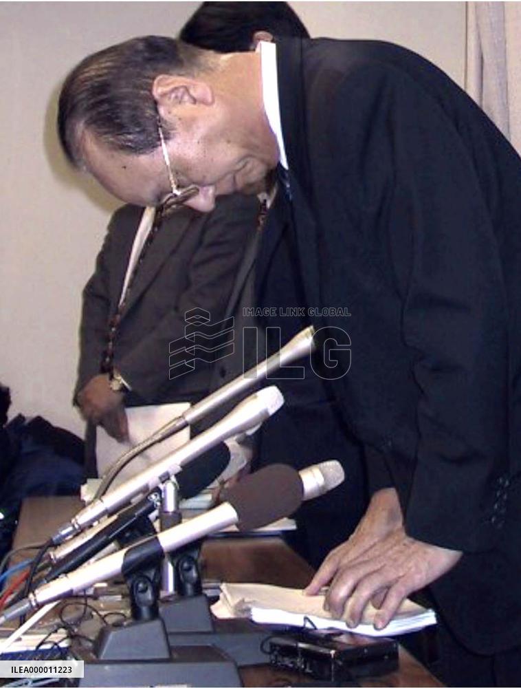 Ishikawa Bank president bows at news conference