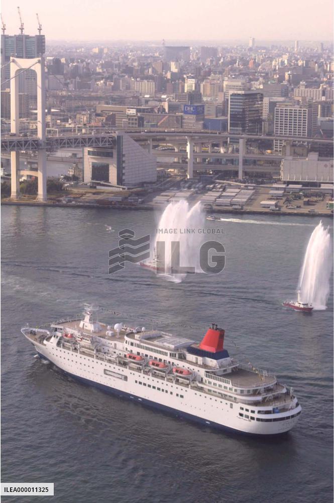 Japanese luxury liner starts voyage around the world