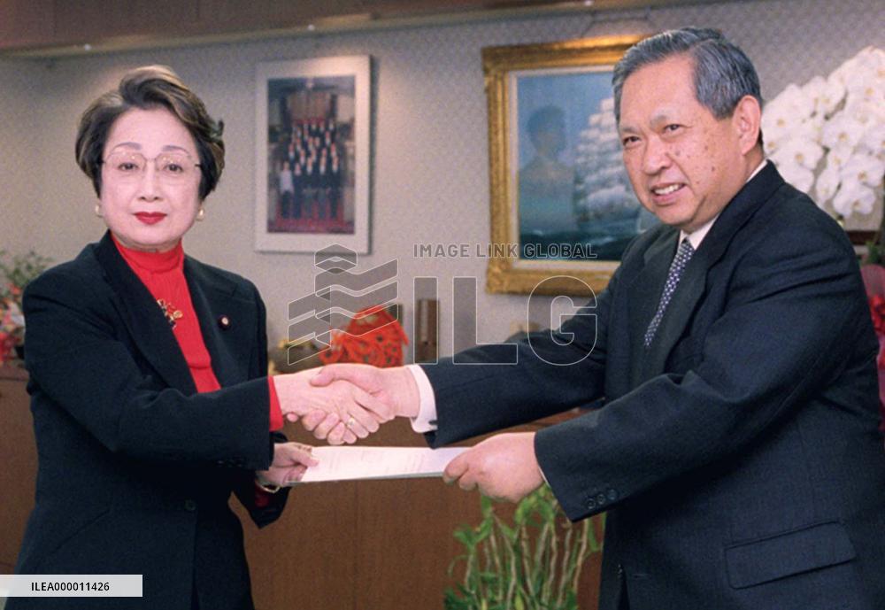 Gov't OKs use of 2nd Narita runway from April 18