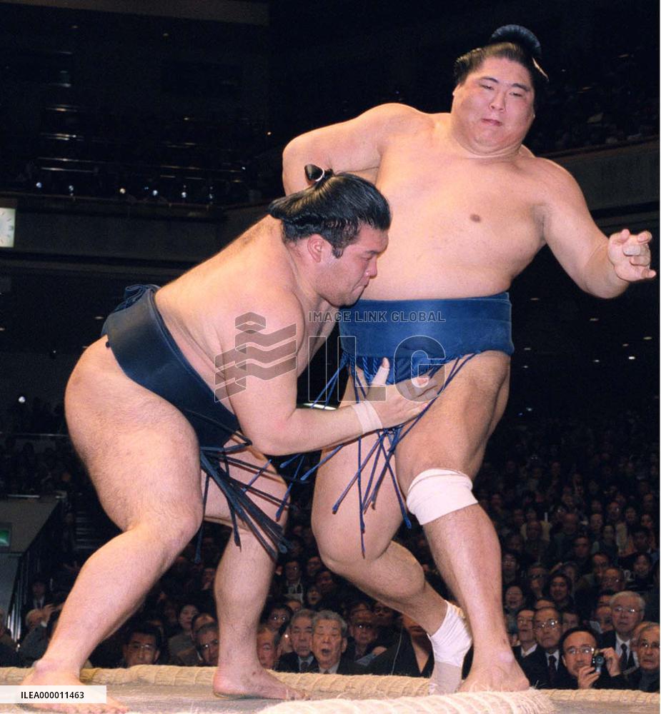 Tochiazuma wins again at New Year sumo