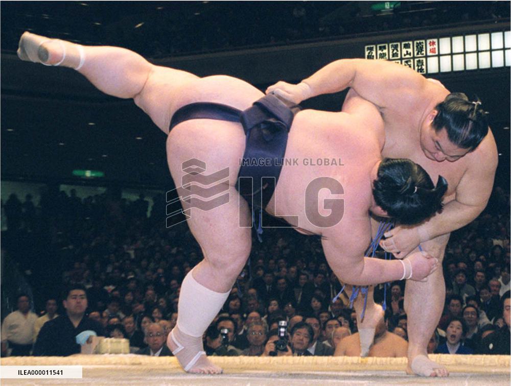 Ozeki Kaio wins over No. 4 maegashira Dejima