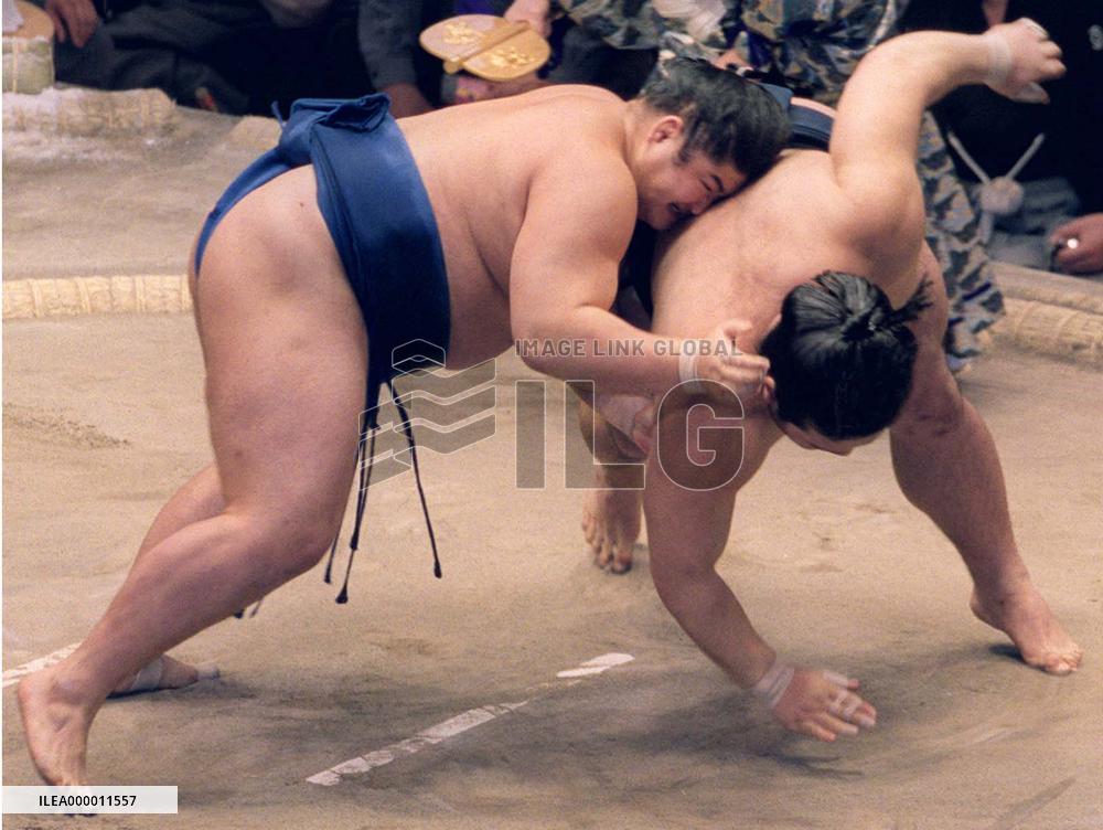 Tochiazuma saddled with 1st loss by Koto, Chiyo shares lead