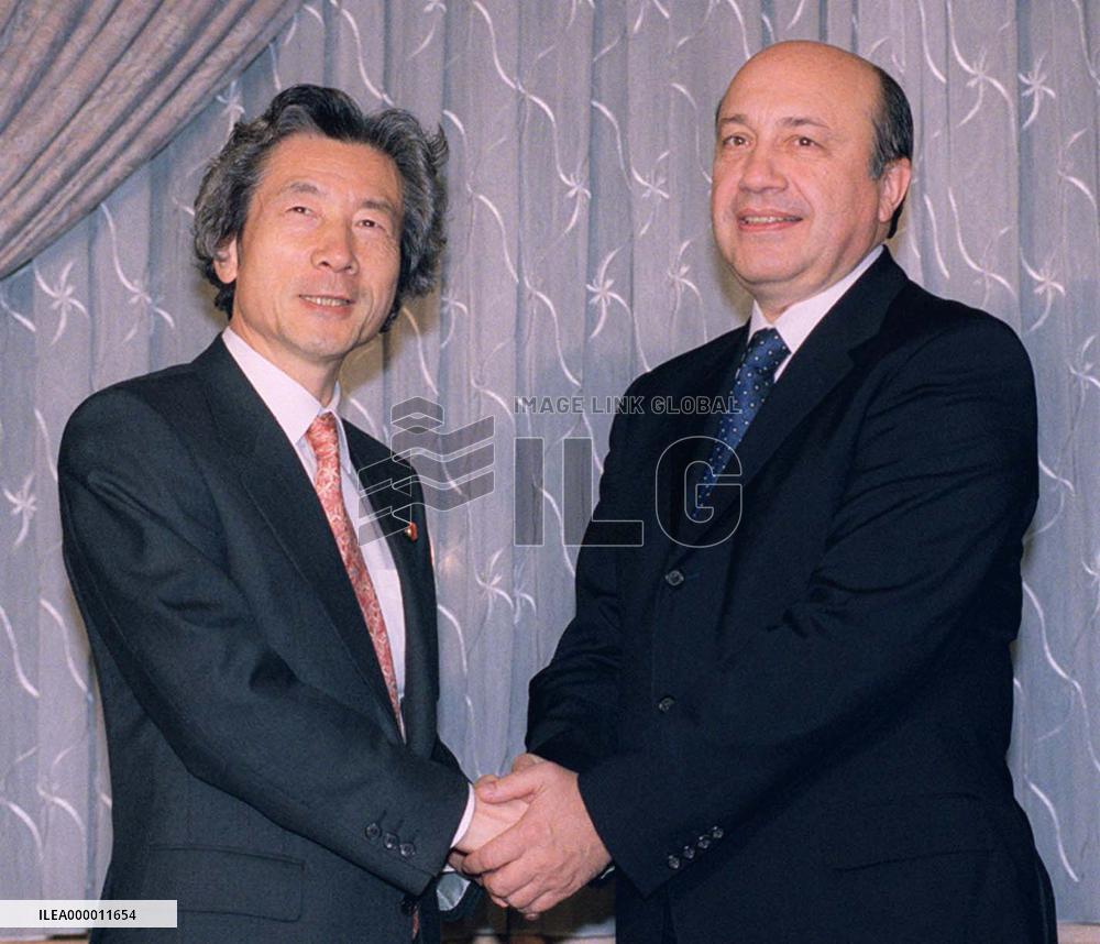 Koizumi meets Russian Foreign Minister Ivanov