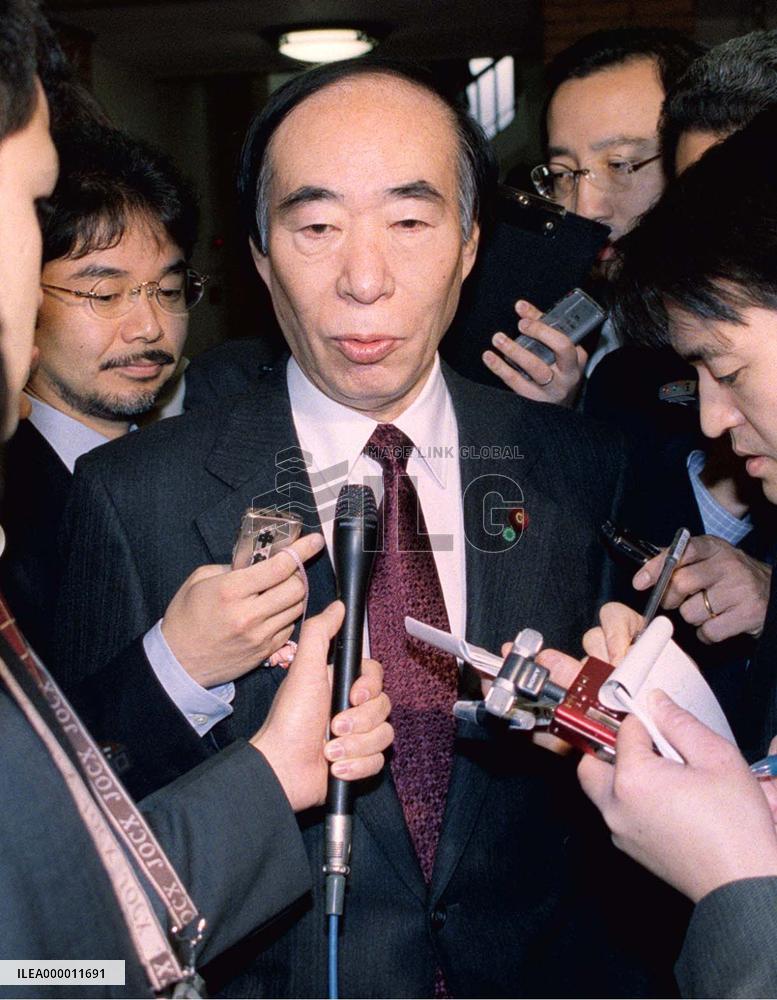 Koizumi, Sakaguchi agree to raise medical fees to 30%