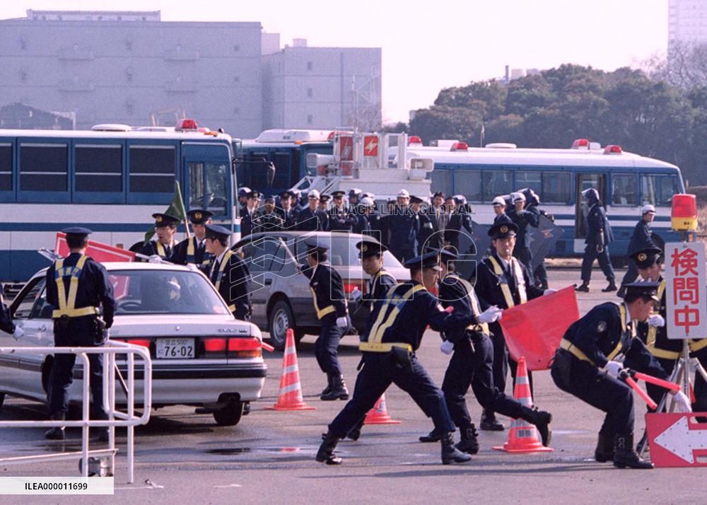 (1)Police hold antiterrorism drills for Bush visit