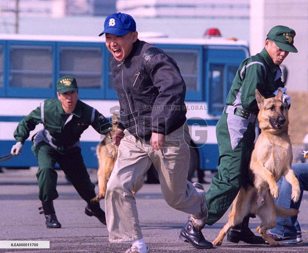 (2)Police hold antiterrorism drills for Bush visit