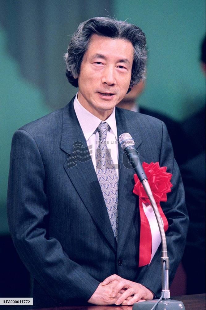 Koizumi attends ceremony to mark National Founding Day