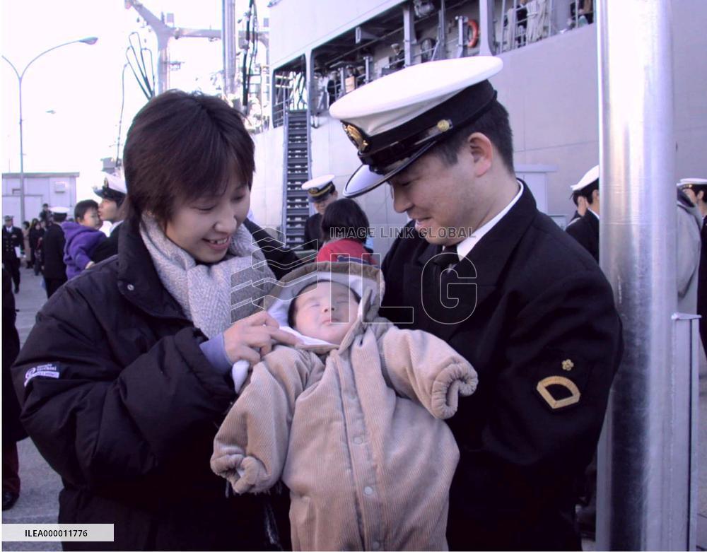 (2)Two Japanese defense ships set sail for Indian Ocean