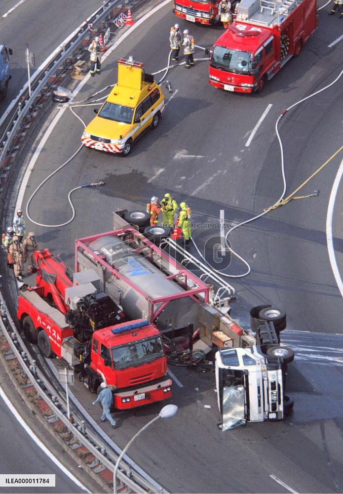 Potentially hazardous substance spilled on Tokyo expressway
