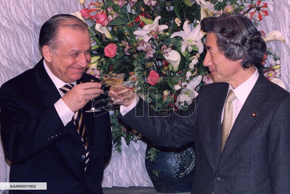 Koizumi, Iliescu toast after signing joint statement