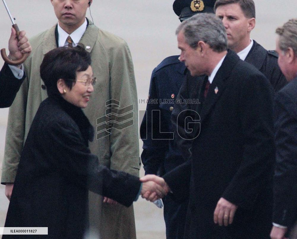 (2)Bush in Tokyo for talks with Koizumi