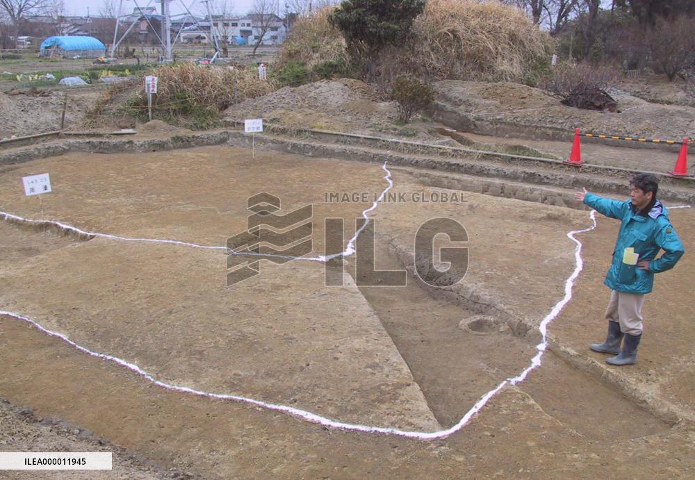 Tomb mound in Shiga Pref., dated to early 3rd century
