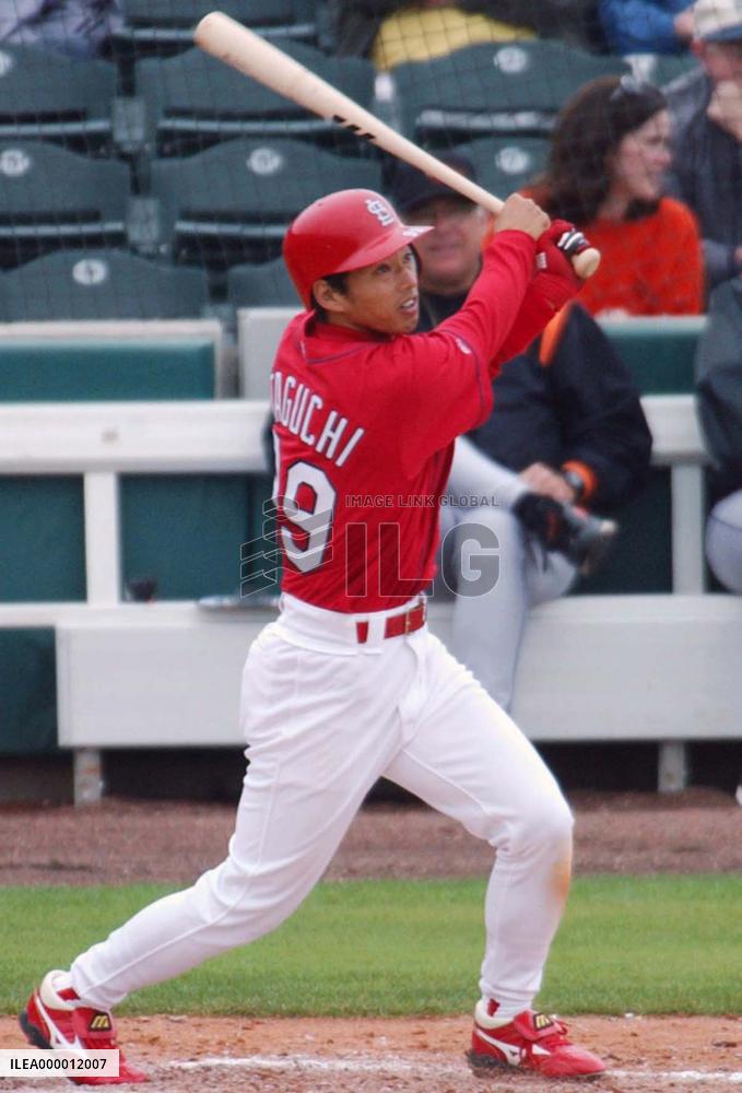 Taguchi gets 1st hit in U.S.