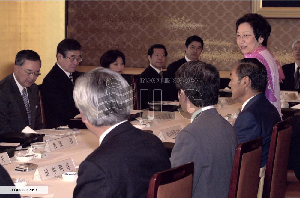 Kawaguchi asks reform panel to come up with bold ideas