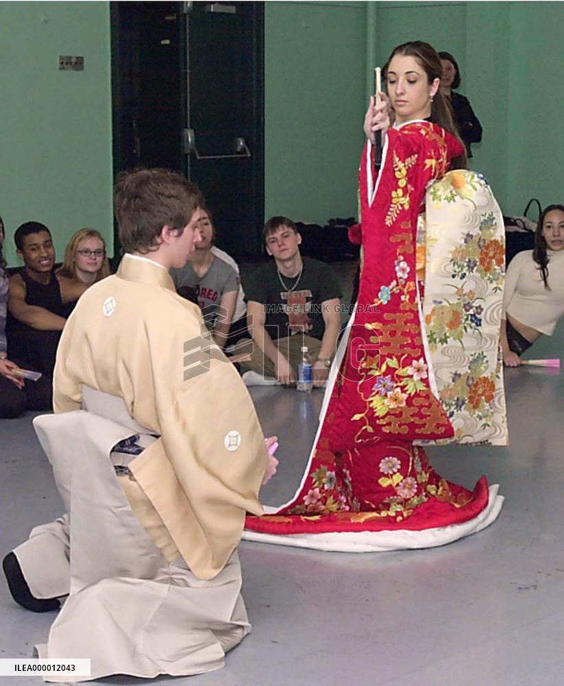 Kabuki actor Nakamura Ganjiro shows art to N.Y. arts students