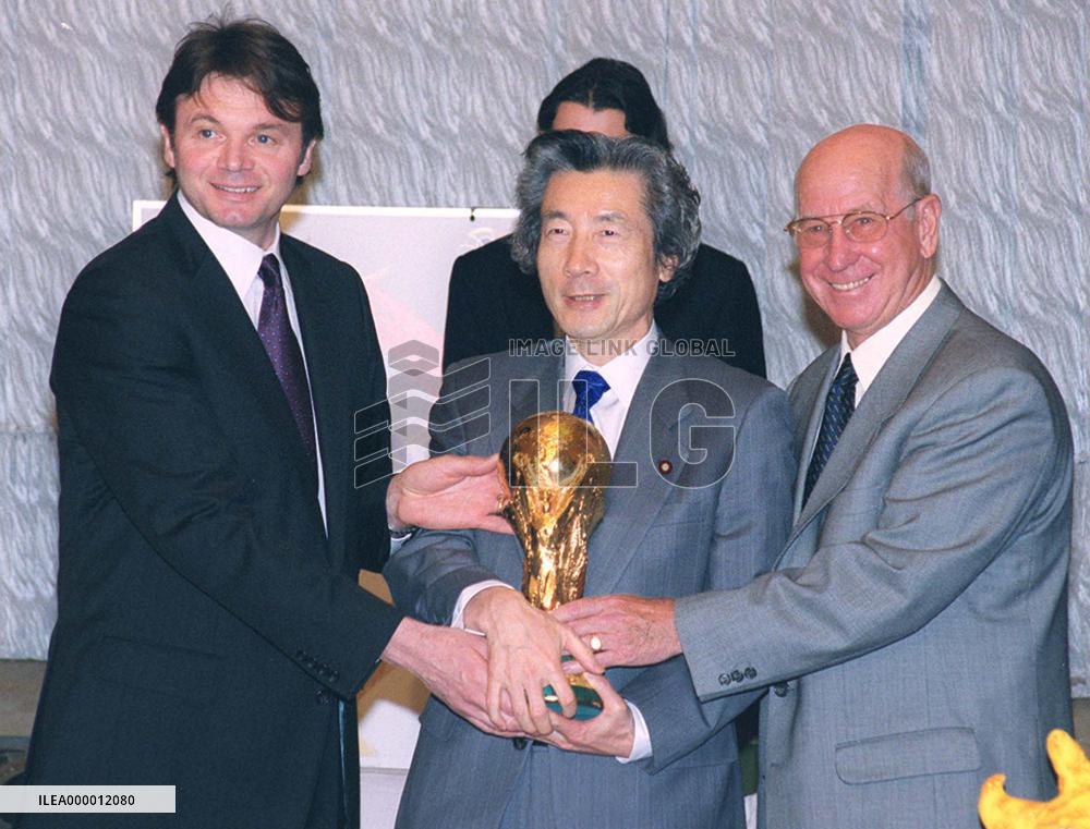 Troussier vows victory in World Cup to Koizumi