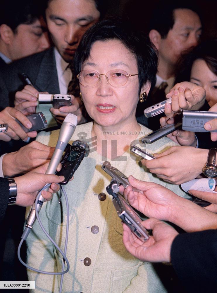 Kawaguchi to hear from 20 bureaucrats suspected of Suzuki ties