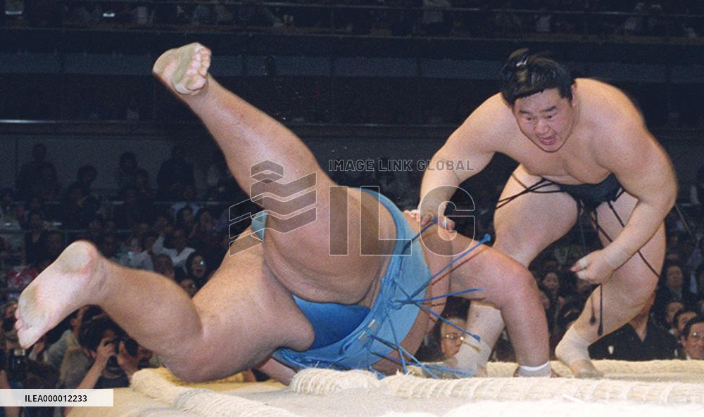 Asashoryu fells Musashimaru