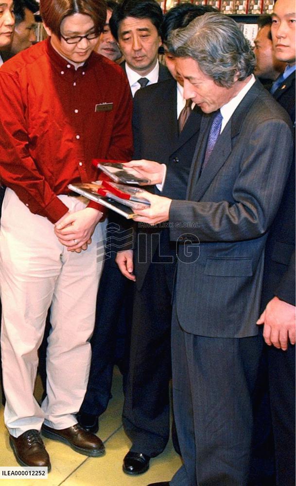 Koizumi buys CDs in Seoul shopping mall complex