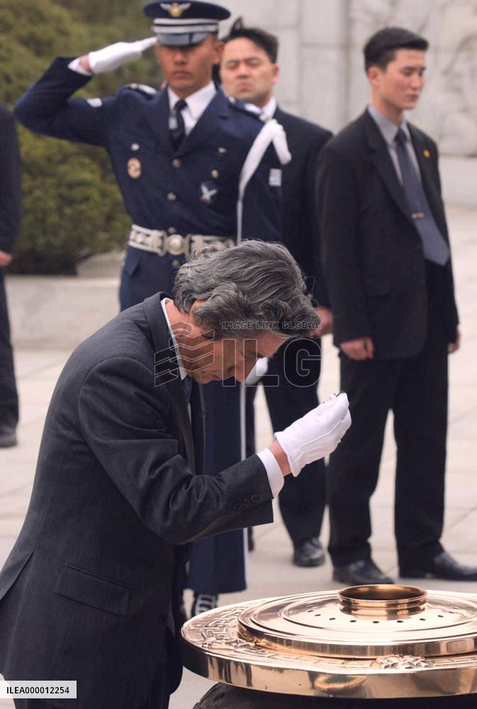 Koizumi visits National Cemetery in Seoul