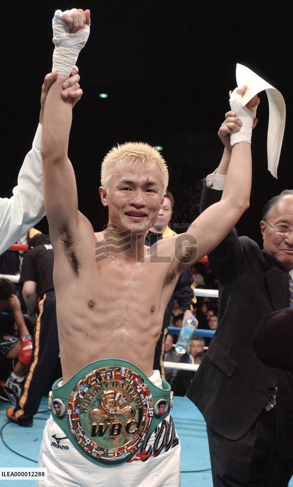 Tokuyama stops Ryuko to keep WBC super flyweight crown