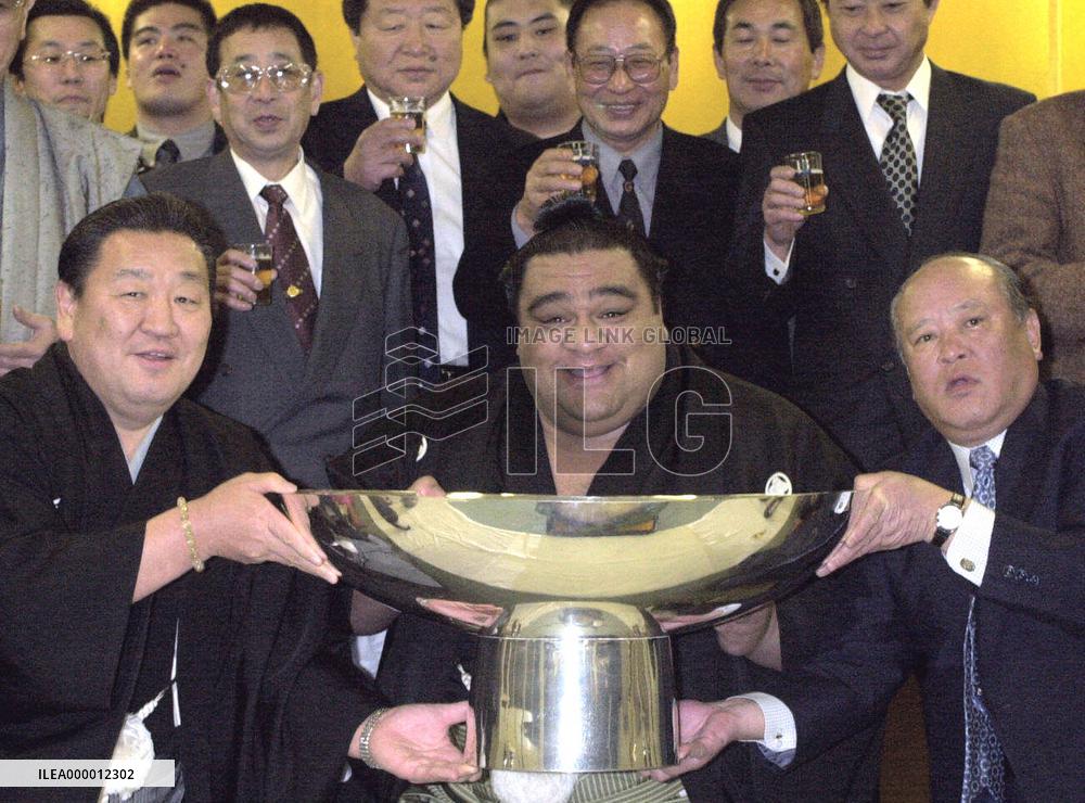 Musashimaru celebrates sumo tourney win