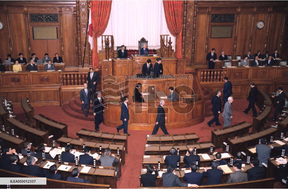 (2)FY 2002 budget becomes law with upper house approval