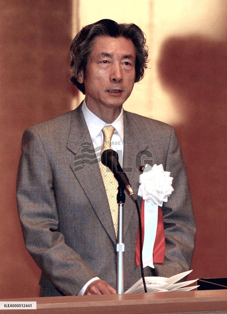 Koizumi tells new bureaucrats to revitalize gov't