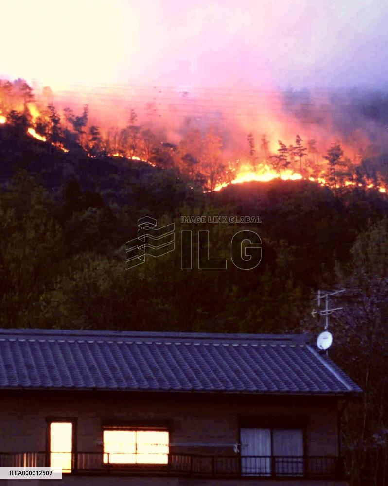 (3)Residents evacuate as forest fire spreads