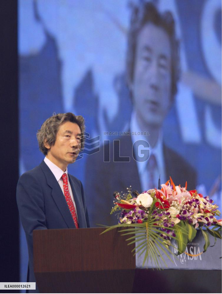 (1)Koizumi sees Japan, China as engines of Asia